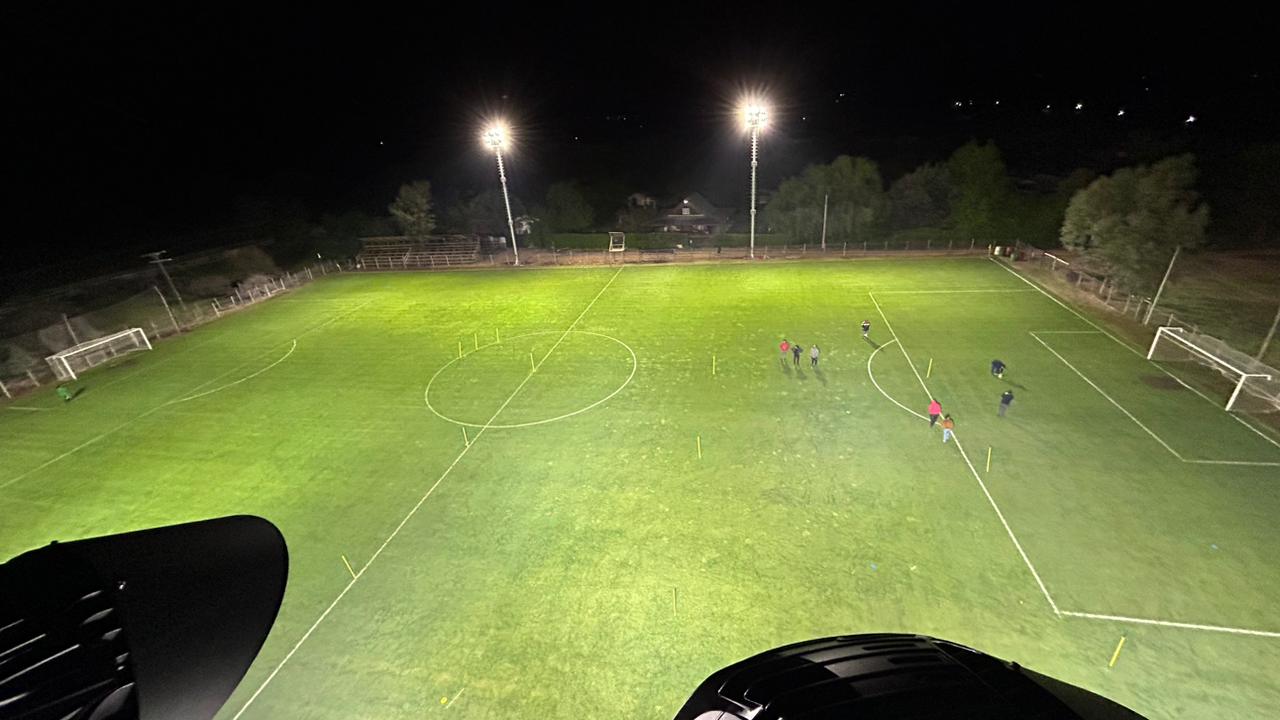 Vista nocturna de la cancha iluminada en Mumpay